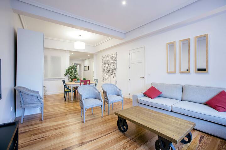 Ondarreta-Palacio Real apartment, 50m from seaside gallery image 4