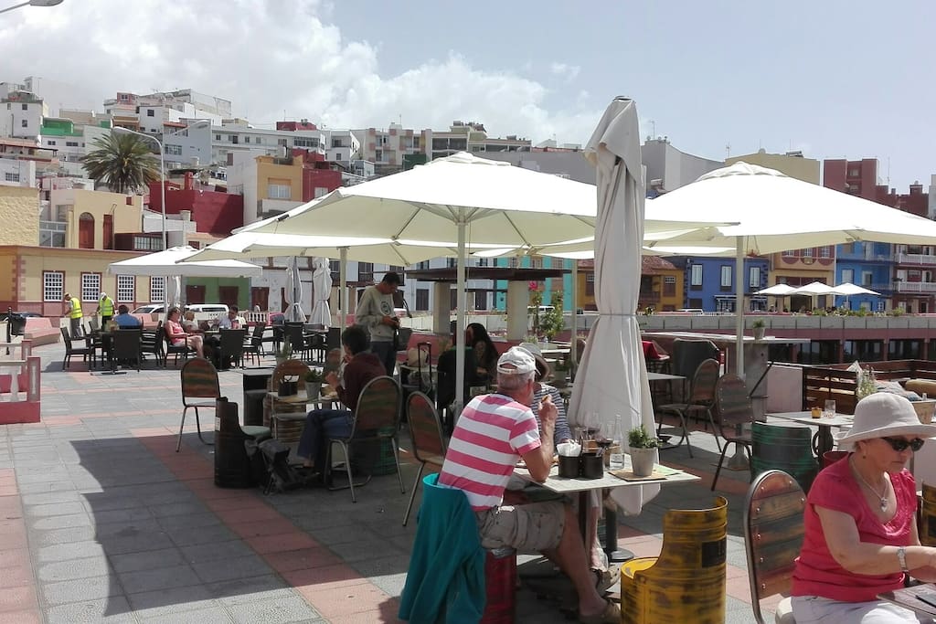 Desde cualquier rincón del pueblo o degustando una buena comida o un aperitivo podrás contemplar sus inigualables puestas de sol y disfrutar del mejor clima de La Palma. Tazacorte es paraíso de sol.