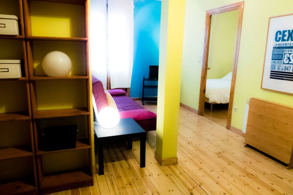 Al fondo vemos la habitación blanca...