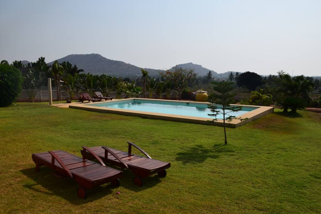 Jardin, piscine et vue sur les collines