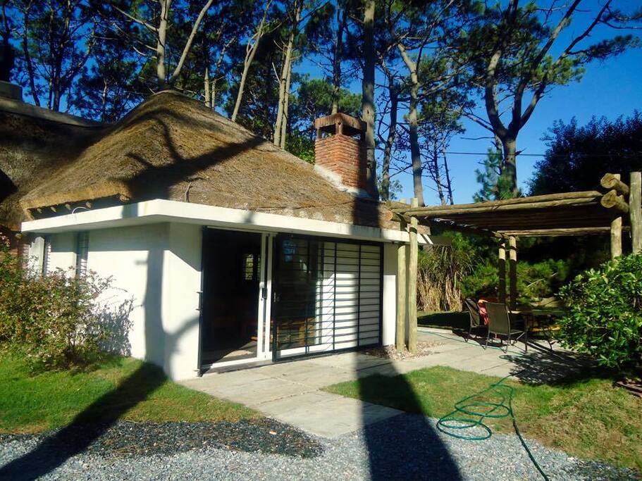 Frente con parrillero y pérgola