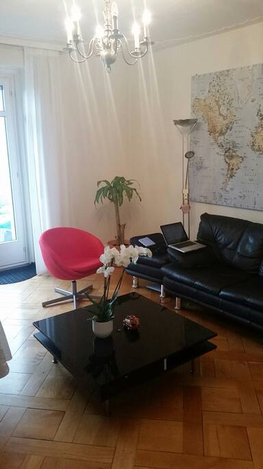 Beautful stucco works. Nice balcony to relax. A world map to dream. TV with WLAN (for free).