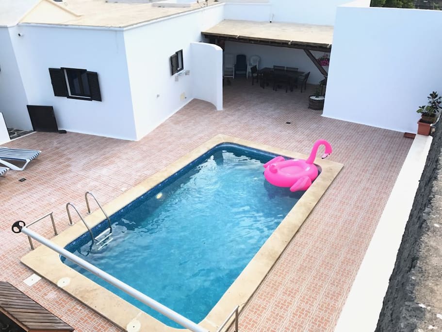 piscina y terraza trasera