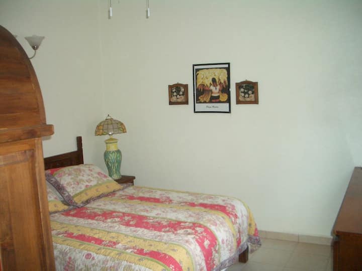 Segundo dormitorio de invitados.  Cama tamaño queen.
