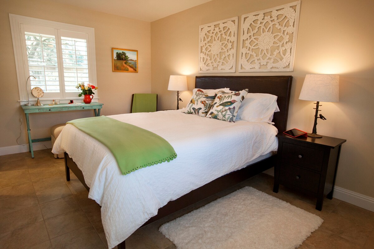 客房卧室配有一张标准双人床，配有棉质床单、季节性羽绒被、毛绒毯和您选择的枕头。