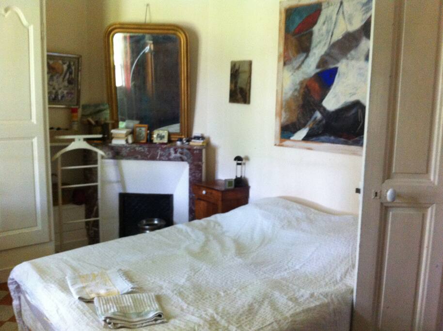 une grande chambre claire au Sud donnant sur le jardin