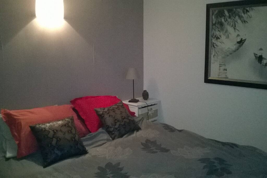 Grand lit de 180 cm, chambre calme douillette et confortable.