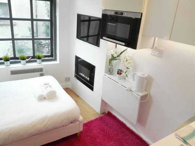 "ROSEBUD" Cosy En Suite Studio in Leeds LS6