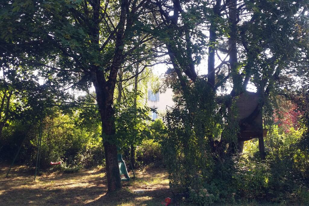 le parc avec sa piscine a l'abri des regards et au calme