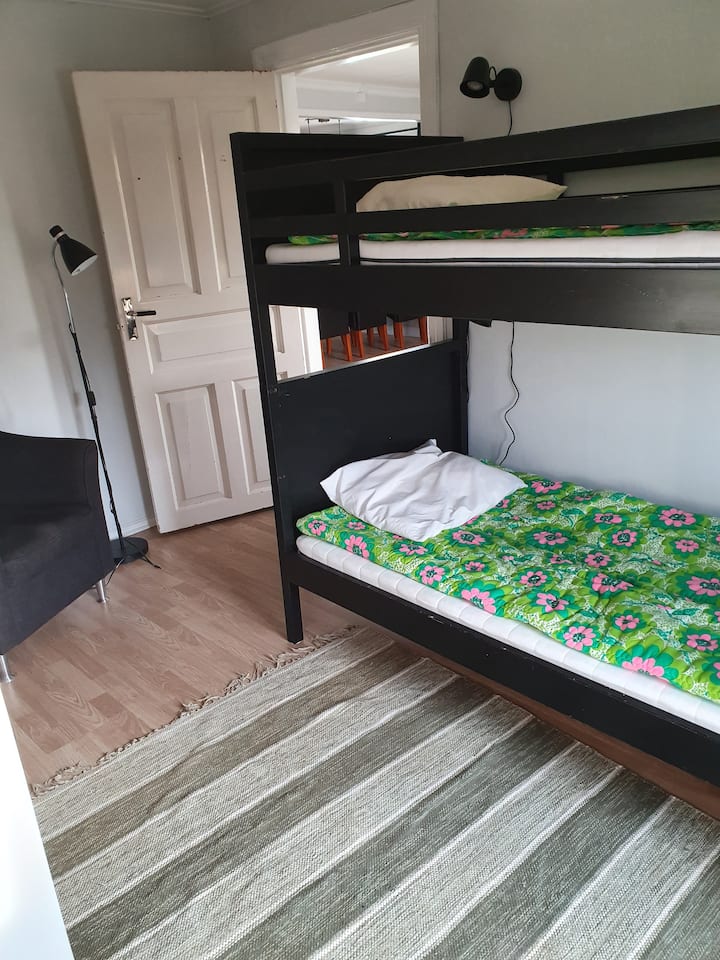 חדר שינה 2 עם מיטת קומותיים וכניסה פרטית. 