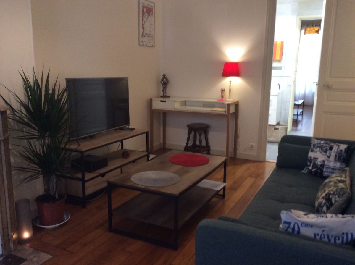 Successful Airbnb property: 2 rooms + kitchen, hyper center in Paris 1er Arrondissement