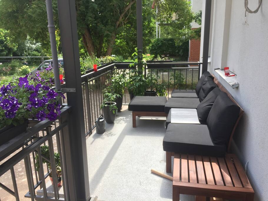 Südbalkon mit Zugang zum eigenen Garten, der nur von der Wohnung nutzbar ist