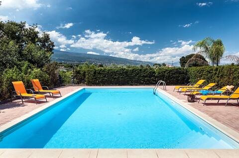5 ensuite bedrooms with private pool near Acireale