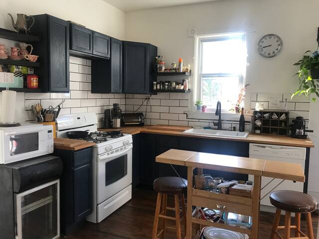 Full Bed / Private Room, House On Horton St.