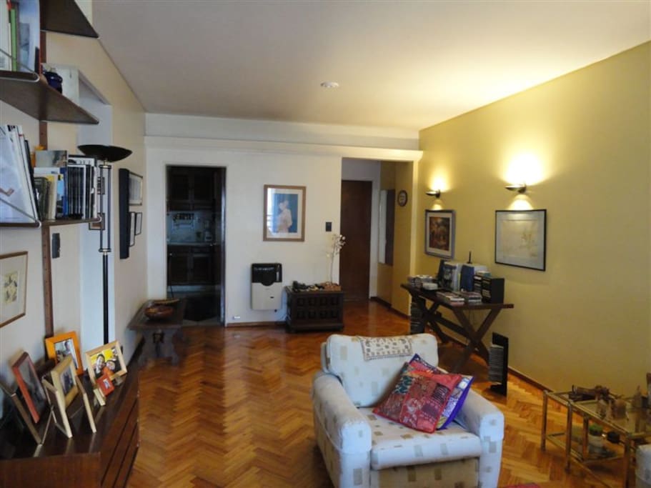 La sala con salida a la cocina y la entrada principal