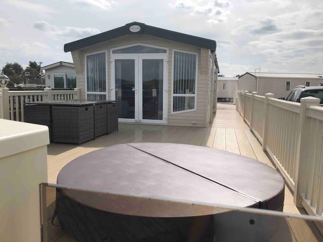 Hot Tub Caravan on the JET SKI Lake - 6 Berth