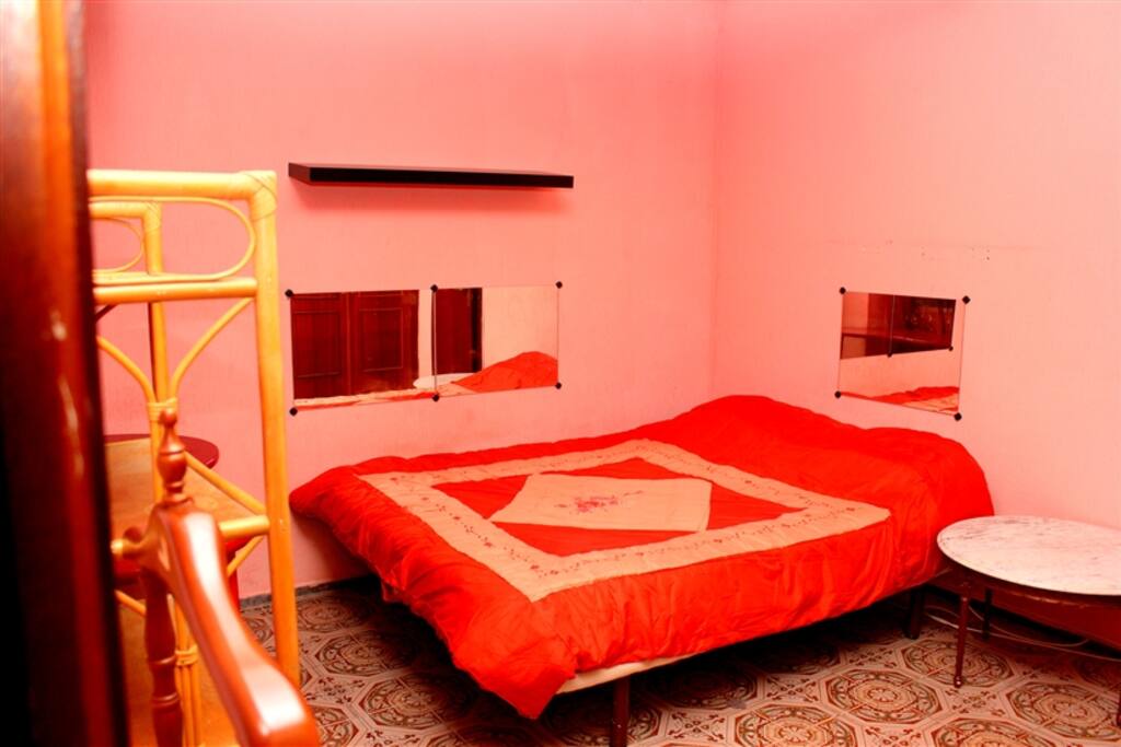 Habitación muy amplia doble. Con baño propio