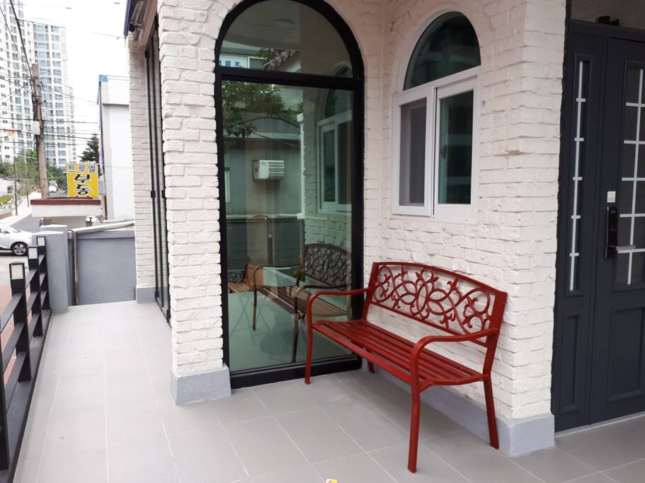 1층 현관(entrance)