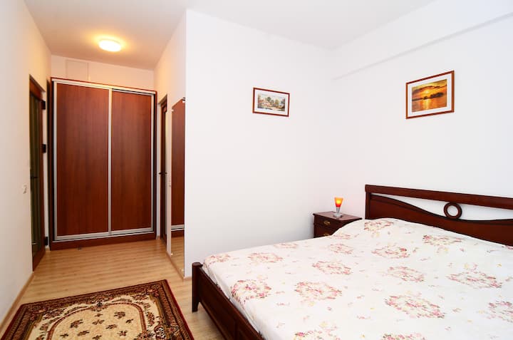 Spavaća soba. U blizini se nalazi balkon na kojem možete sušiti odjeću.
