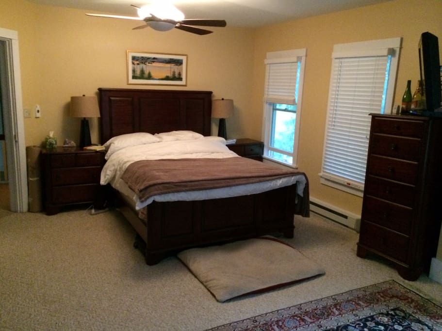 Bedroom with Queen bed