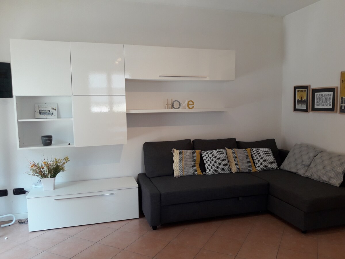 סלון עם מיזוג אוויר וספה נפתחת לשני אנשים