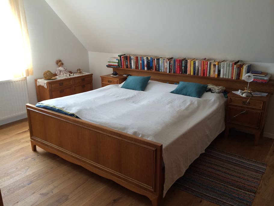 Schlafzimmer mit Doppelbett, Natur geölte Holzböden