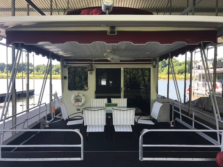 Immaculate 70' Houseboat easy walk to DT Knox