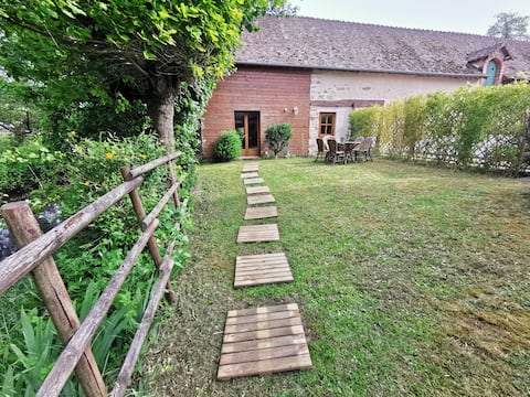 Country cottage with swimming pool (15 km from Le Mans)
