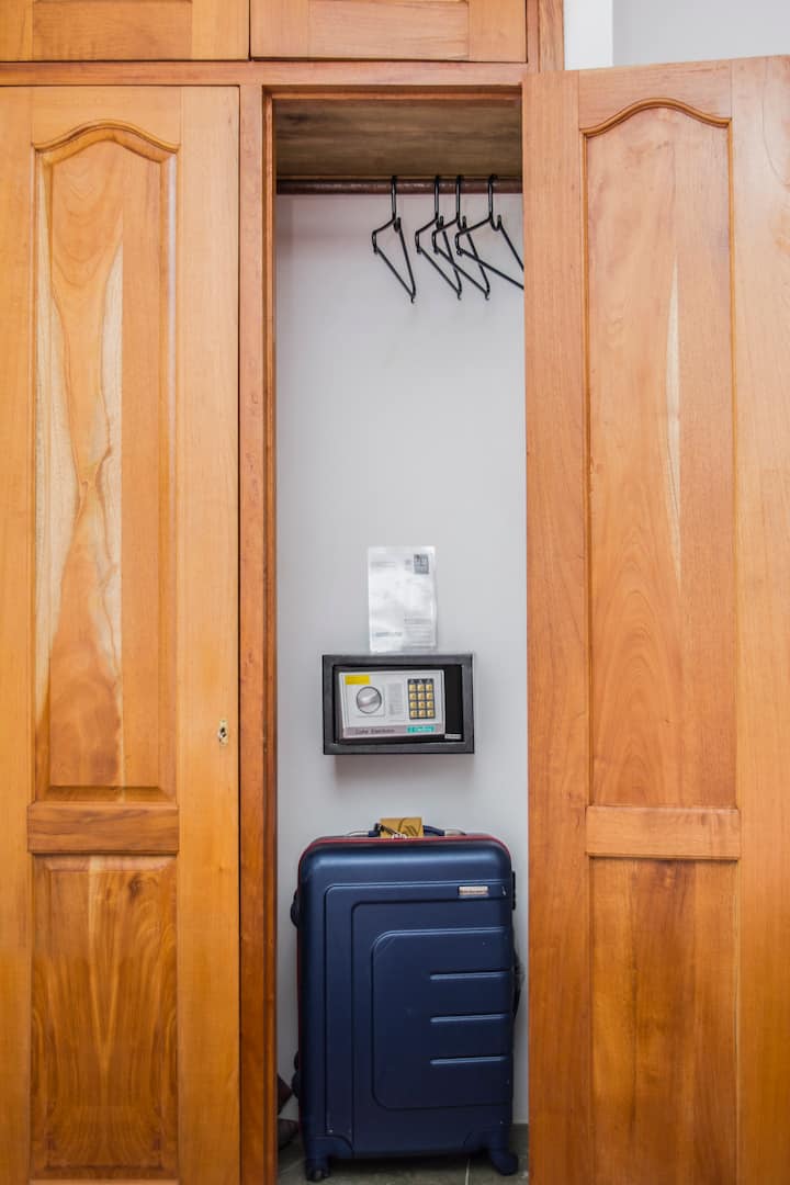 خزانة مع خزنة