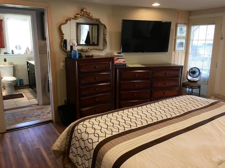 一楼加大双人床卧室，配备电视，储物空间充足。窗户可俯瞰码头和水景。卧室走廊对面有卫生间。