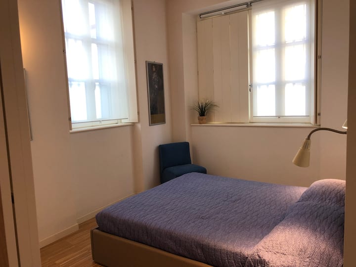 明亮的双人卧房