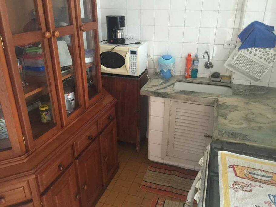 cozinha possui, fogão, forno microondas, cafeteira, geladeira, pratos, talheres, panelas, copos, taças!