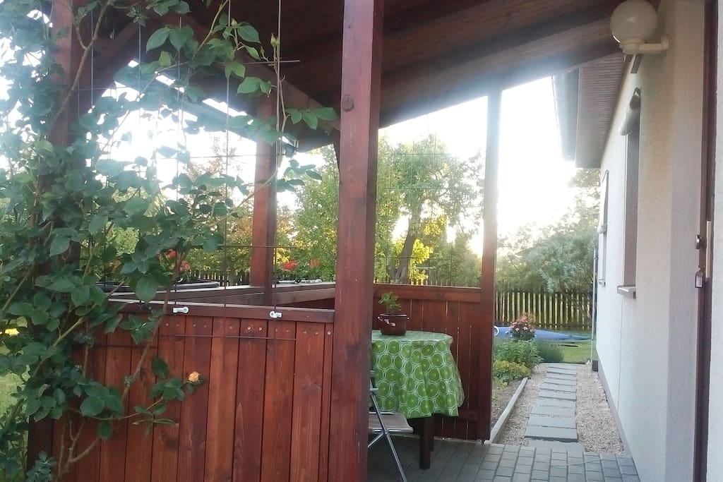 Veranda at the entrance of apartman. Terrace 6m2. Samostatný vchod do apartmánu.