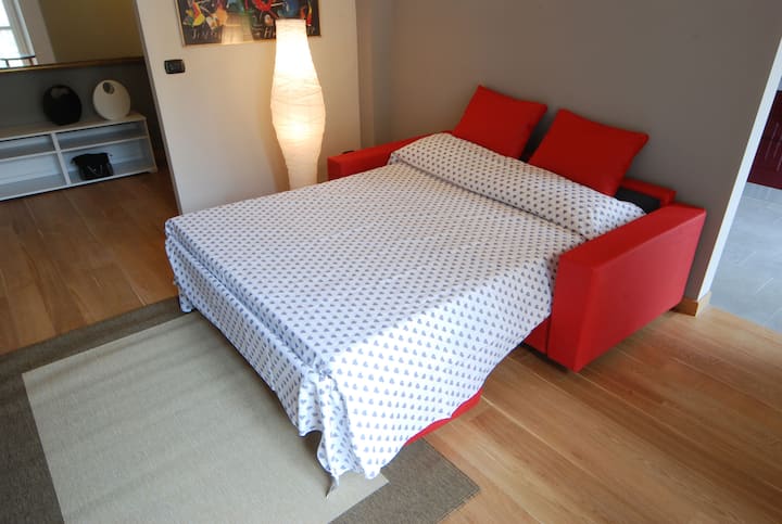 Udoban bračni krevet, jednostavan za otvaranje, u dnevnom boravku