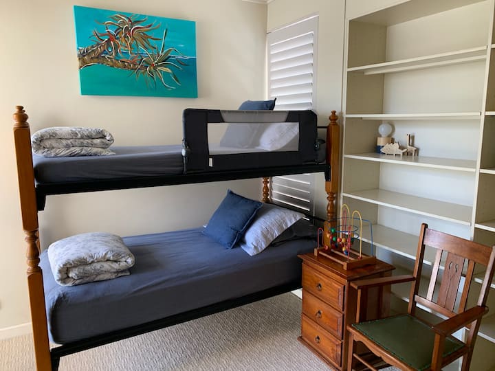 Fëmijëve u pëlqen të rrinë në krevatet e marinarëve. Shumë lodra dhe libra.