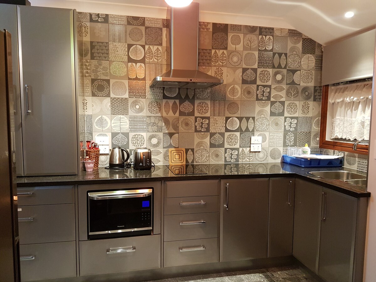 Top performing Airbnb: Brand new modern private guesthouse with view in Tauranga City