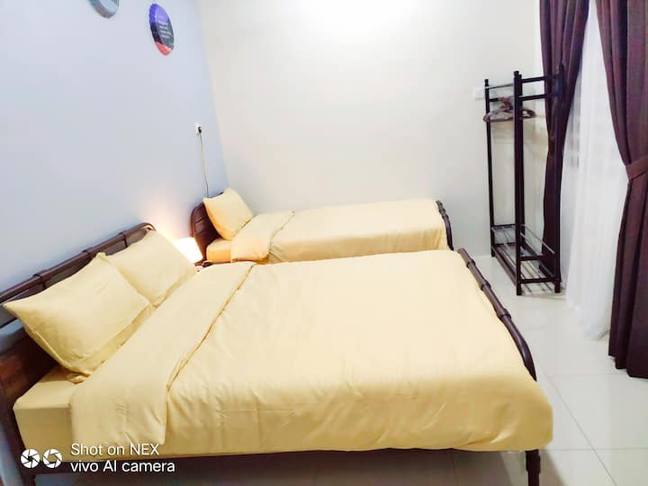 2. poschodie (izba3A)  za predpokladu, že je k dispozícii 1-poschodové a jednolôžkové postele, vešiak na utierky,toaletný stolík a súkromná kúpeľňa 