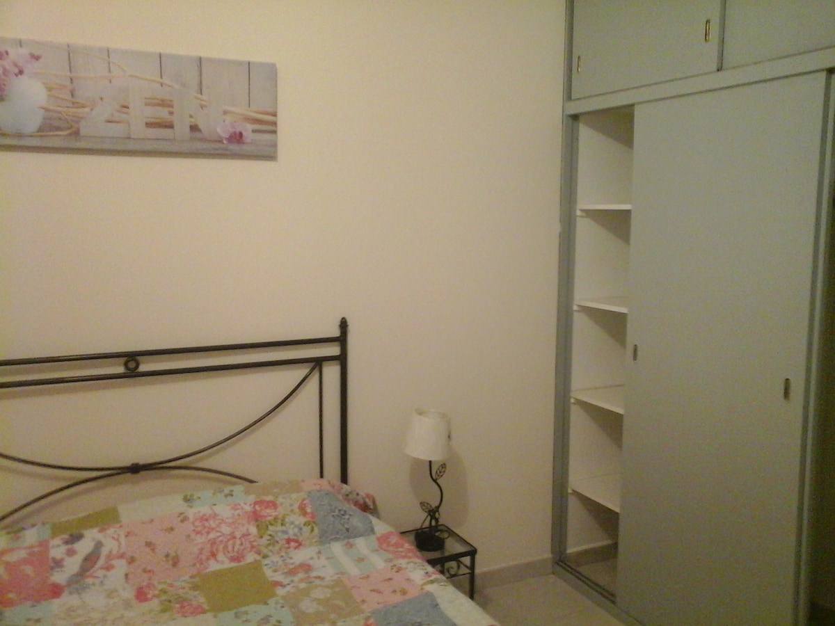 带大衣柜的卧室