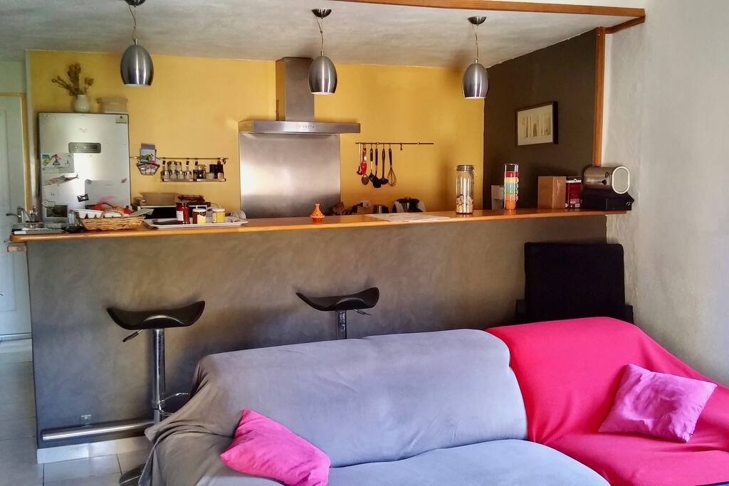 Salon ouvert sur cuisine