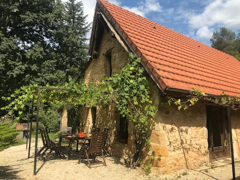 Charming house, natural setting, heated pool