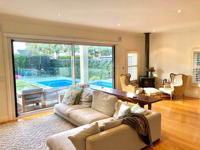 Huge family home in Brighton East with pool/ spa gallery image 4