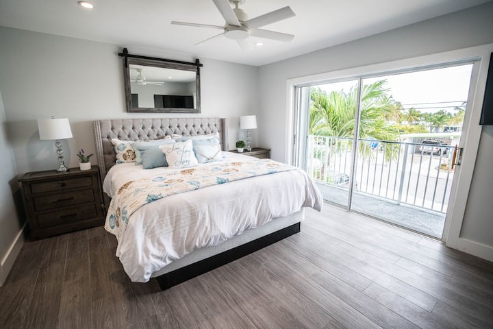 سرير بحجم كبير في ماستر
الستائر البيضاء على الأبواب المنزلقة (ليست مصورة)