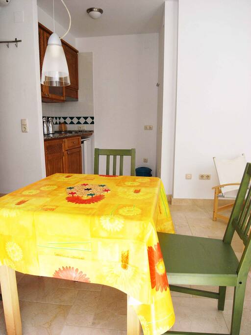 y con so mesa extraible para 4 personas.