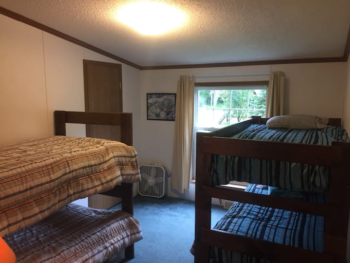 Bunk bedroom. Two sets of bunkbeds.