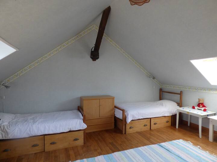 Camera per bambini con 4 letti