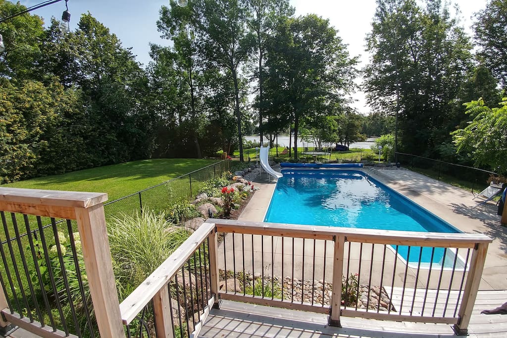 Beautiful private back yard with lakeview