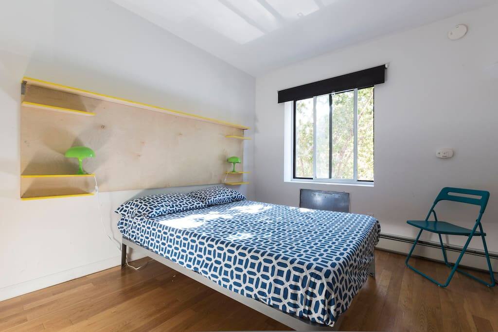 Bedroom 1 - Queen Bed