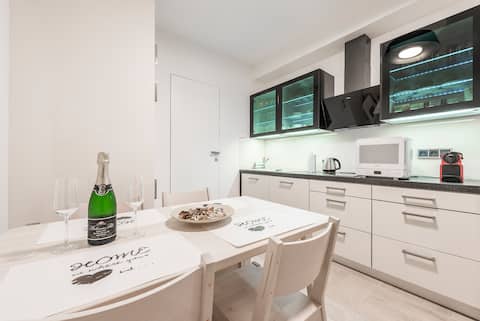 Top Airbnb: Unique and Charming Apt with AC in the center in Praha