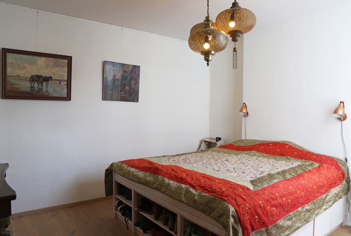 in the nine streets b&b spacious 2br apartment.