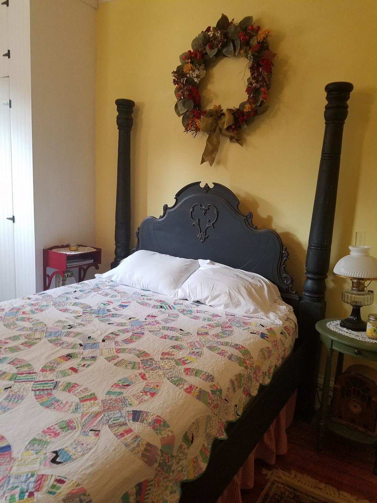 Pasa todo el tiempo que quieras en esta acogedora habitación privada decorada con el verdadero encanto de una casa de campo y la comodidad de un hotel histórico.  Incluye una chimenea eléctrica de calefacción, estación de café privada equipada, escritorio, TV/videos y radio.